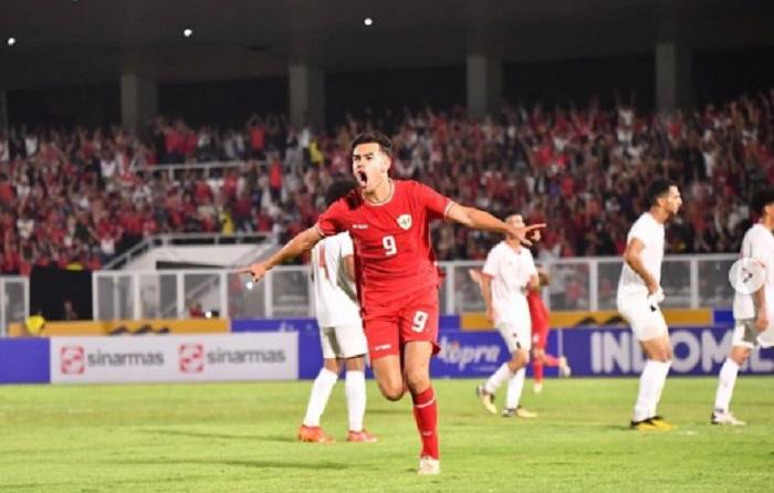 Striker-Timnas-Indonesia-U20-Jens-Raven-melakukan-selebrasi-usai-cetak-gol-ke-gawang-Yaman.jpg