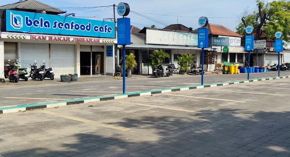Suasana-area-parkir-kawasan-Cafe-19-Pantai-Muaya.jpg