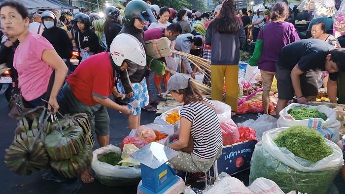 Suasana-di-Pasar-Kreneng-Minggu-pagi-jelang-Galungan.jpg