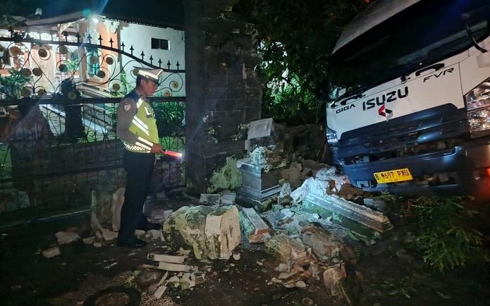 Lakalantas di Jalur Tengkorak Jembrana, Truk Boks Seruduk Patung hingga Terperosok ke Gorong-Gorong