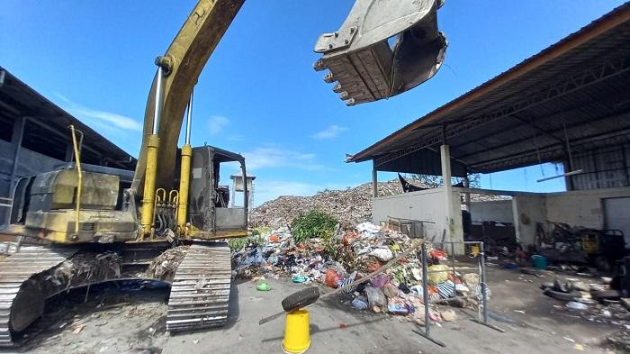 Suasana-gunung-sampah-baru-di-kawasan-sebelah-timur-Kantor-UPTD-TPA-Peh.jpg