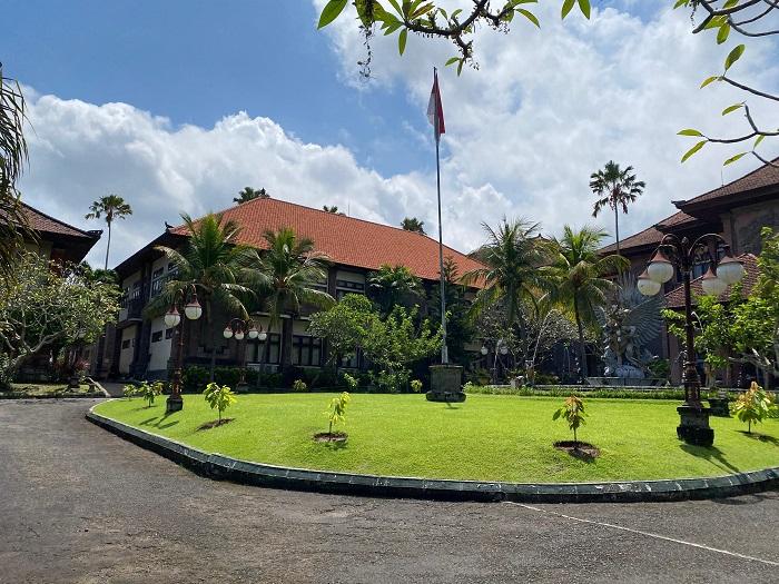 Suasana-halaman-Kantor-Bupati-Jembrana-Jumat-10-April-2026.jpg