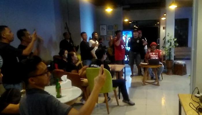 Suasana-keseruan-nonton-bareng-suporter-Bali-United.jpg