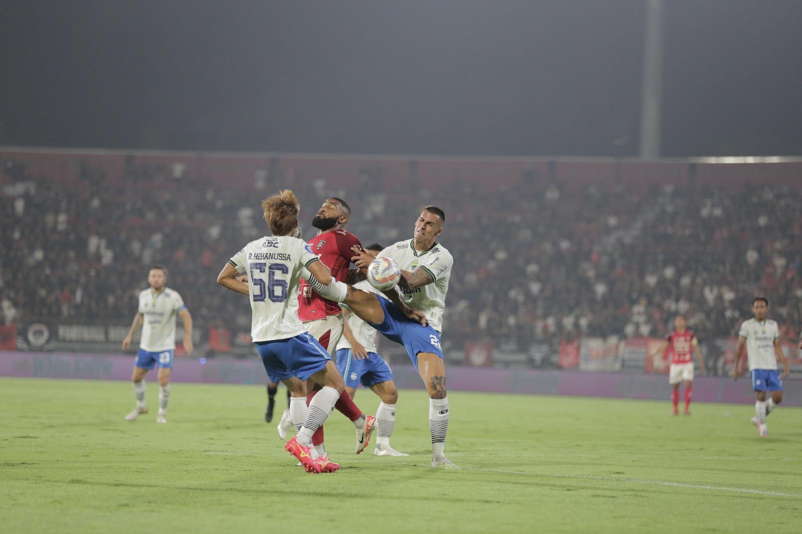 Suasana-laga-sengit-antara-Bali-United-vs-Persib-Bandung.jpg