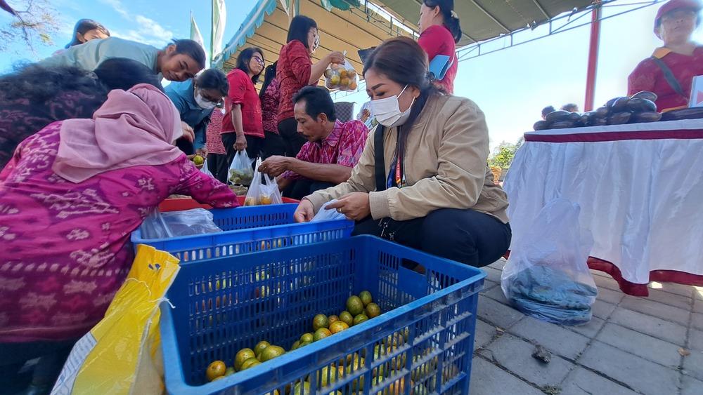 Suasana-pasar-tani-di-alun-alun-Bangli-Selasa-2022024.jpg