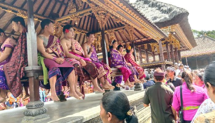 10 Pasang Mempelai Ikut Nganten Massal di Desa Pengotan Bangli Bali