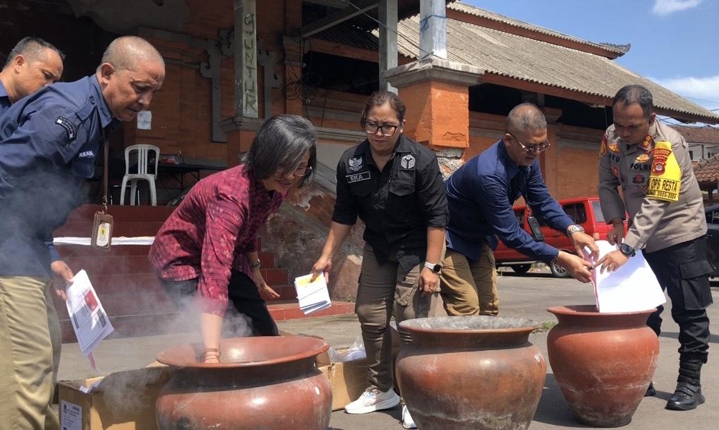 Suasana-pemusnahan-surat-suara-oleh-KPU-Denpasar-yang-juga-menggandeng-Polresta-Denpasar.jpg