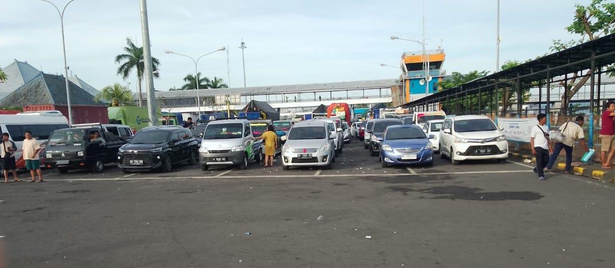 Kendaraan Menuju Pelabuhan Gilimanuk Mengular Sejak Dini Hari