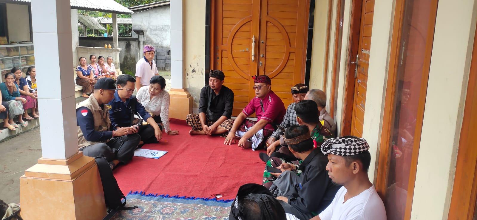 Suasana-penyerahan-jenazah-Ketut-Juli-pada-pihak-keluarga-Sabtu-16122023.jpg