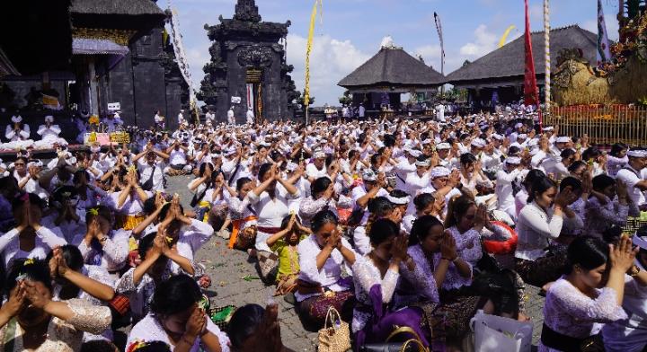 Selama Pelaksanaan Karya Ida Bhatara Turun Kabeh, 160 Kamera CCTV Siaga di Pura Besakih