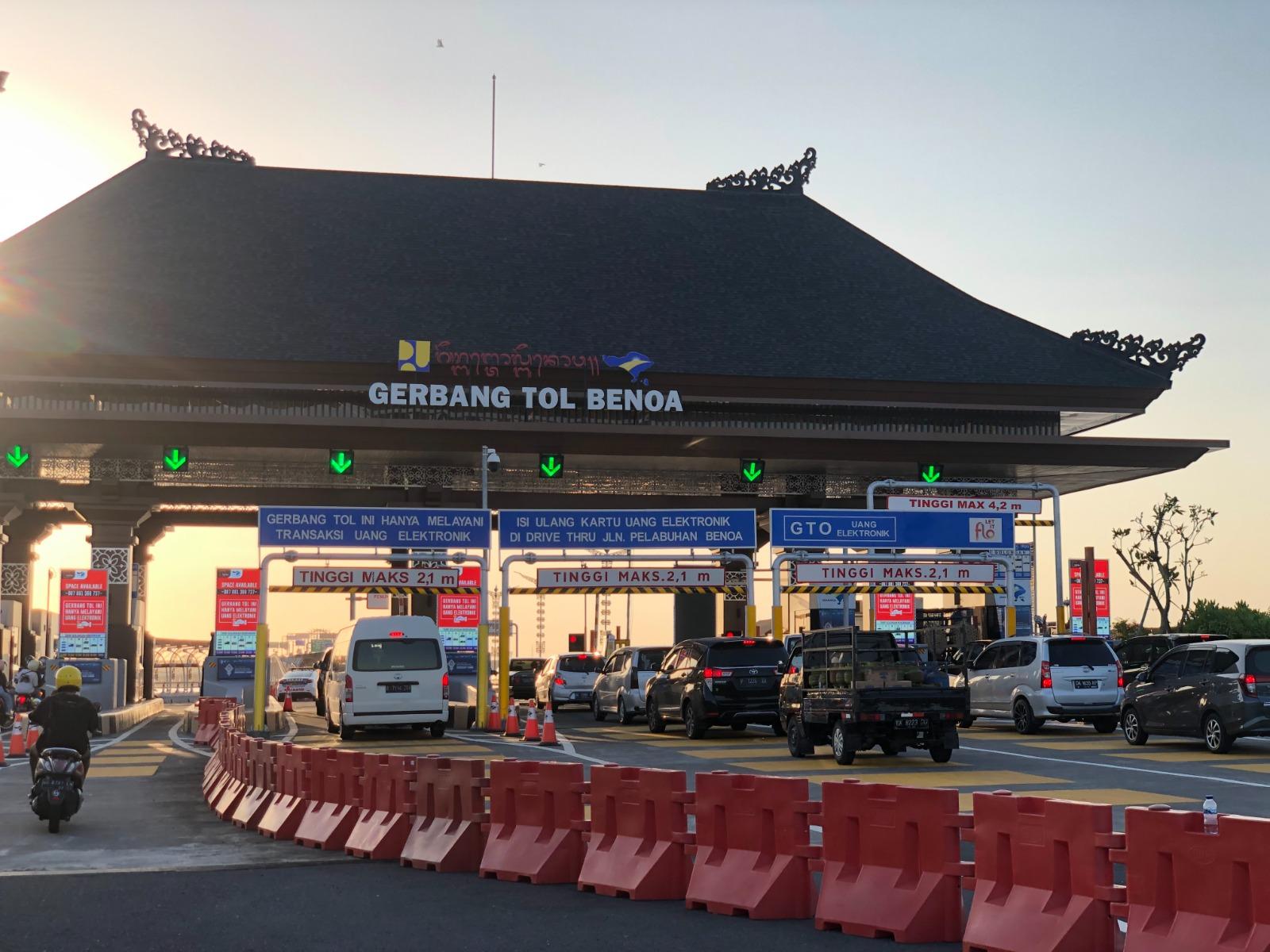 Suasana-pintu-masuk-gerbang-tol-Benoa-Sabtu-30122023-sore.jpg