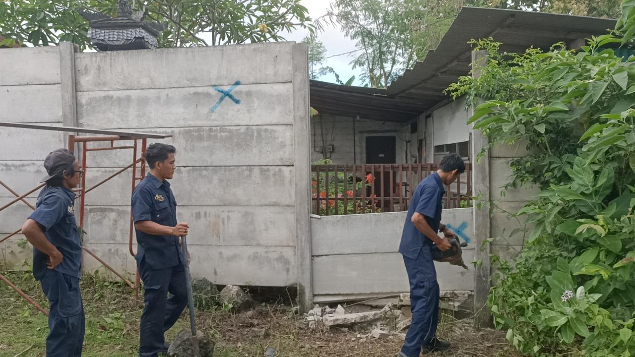 Suasana-proses-pembongkaran-pagar-tembok-beton.jpg