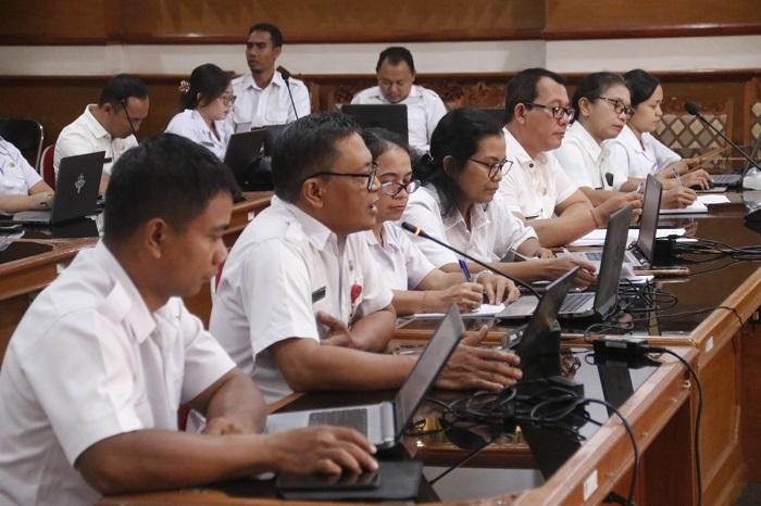Suasana-rapat-kaji-ulang-paket-pengerjaan-jalan-dan-jembatan-896.jpg