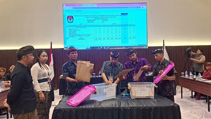 Suasana-rekapitulasi-hasil-penghitungan-perolehan-suara-di-tingkat-kabupaten-Buleleng.jpg