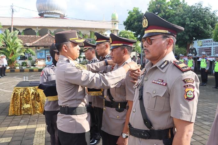 Suasana-saat-upacara-serah-terima-tiga-jabatan-di-Lapangan-Apel-Mapolres-Jembrana.jpg