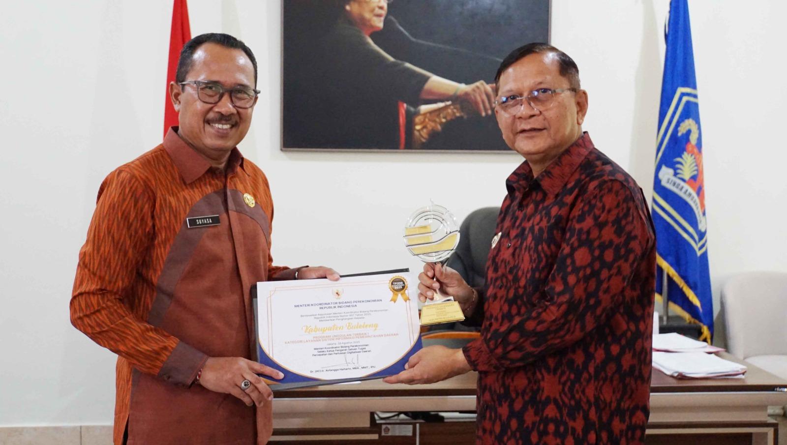 Sutjidra-saat-menerima-penghargaan-Terbaik-I-Nasional-dalam-kategori-Program-Unggulan.jpg