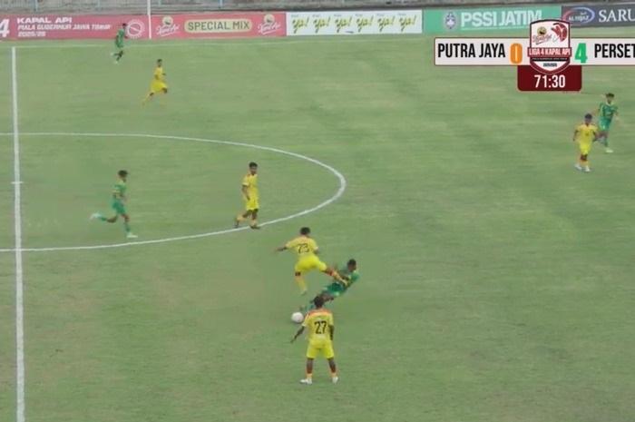 TENDANGAN-KUNGFU-Insiden-tendangan-kungfu-yang-terjadi-di-ajang-Liga-4.jpg
