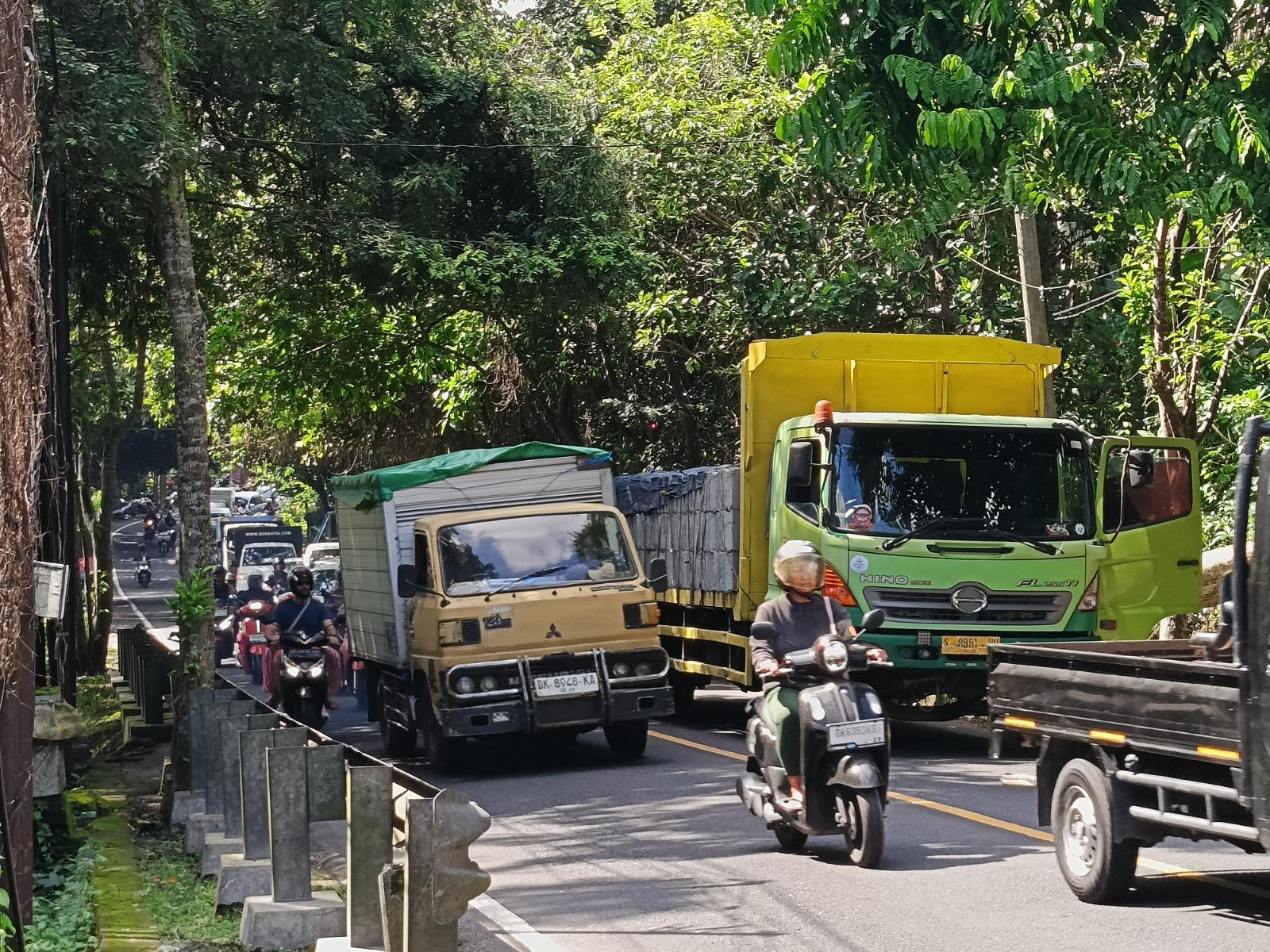 Tak-Ada-Jalan-Luput-Dari-Kemacetan-Di-Ubud-MTI-Bali-Usul-Batasi-Jam-Truk-Besar.jpg