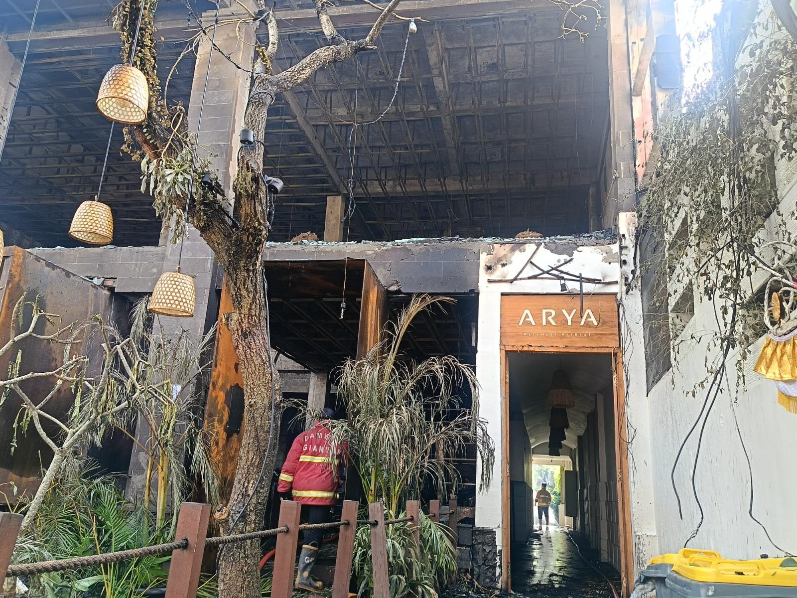 Kebakaran: Api melalap seisi bangunan di akomodasi pariwisata Tanatap, di Jalan Monkey Forest Ubud kawasan Desa Padangtegal, Kecamatan Ubud, Gianyar, Bali, Minggu 28 Desember 2025. BREAKING NEWS: Baru Beroperasi 2 Bulan, Restoran Di Ubud Bali Terbakar, Diduga Api Dari Tungku Sauna