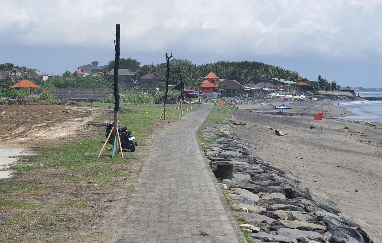 Tanggul-abrasi-yang-dibangun-PUPR-Badung-sepanjang-326-meter-di-Pantai-pererenan-Mengwi-Badung.jpg