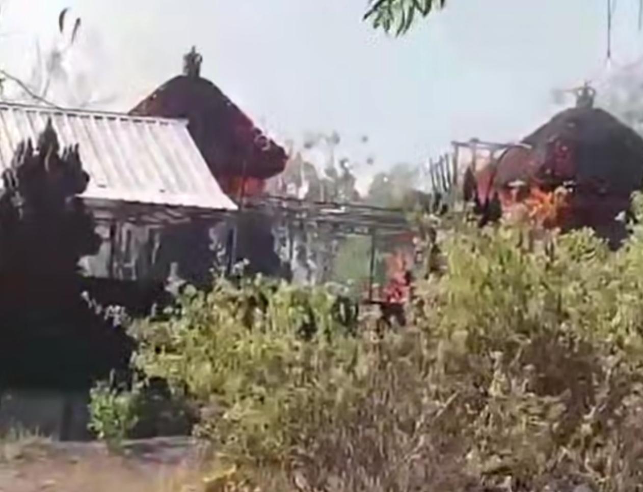 BREAKING NEWS! Pura Puseh Banjar Nyuh Nusa Penida Bali Kebakaran, Api Melalap Bangunan - Tribun-bali.com