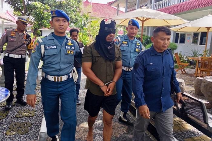 Tersangka-ASR-33-saat-diamankan-Lanal-Bali-58.jpg
