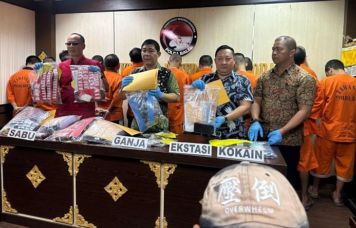 Tersangka-kasus-narkoba-yang-berhasil-diungkap-Polda-Bali-996.jpg