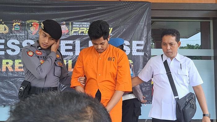 Tersangka-saat-dihadirkan-dalam-pengungkapan-kasus-pencurian-tabung-gas.jpg