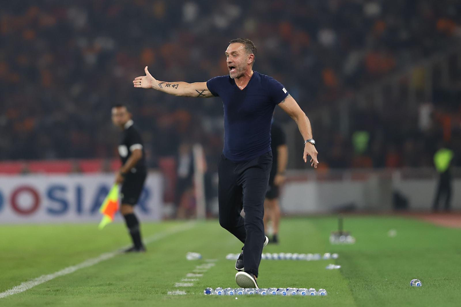 Thomas-Dolll-memberikan-arahan-di-Laga-Persija-Jakarta-vs-PSM-Makassar.jpg