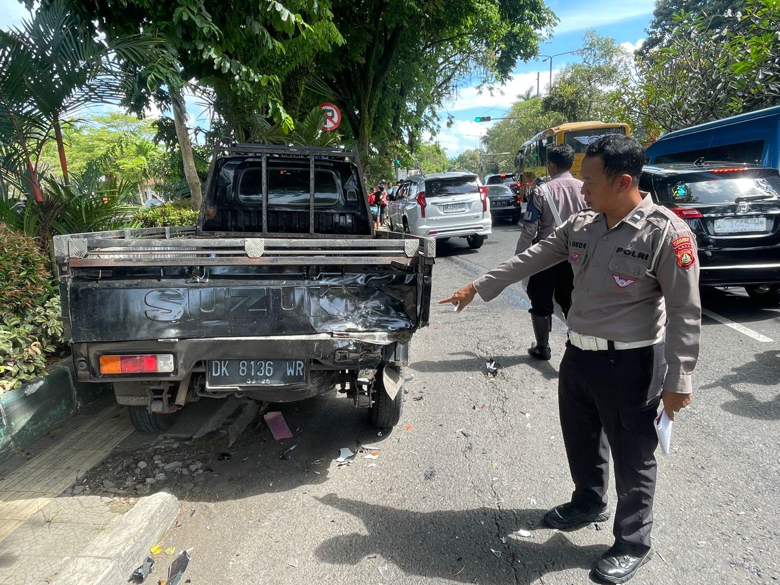 Tidak Fokus! Pajero Putih Seruduk 2 Pikap di Jembrana Bali, 2 Orang Luka Ringan, Pajero Ringsek