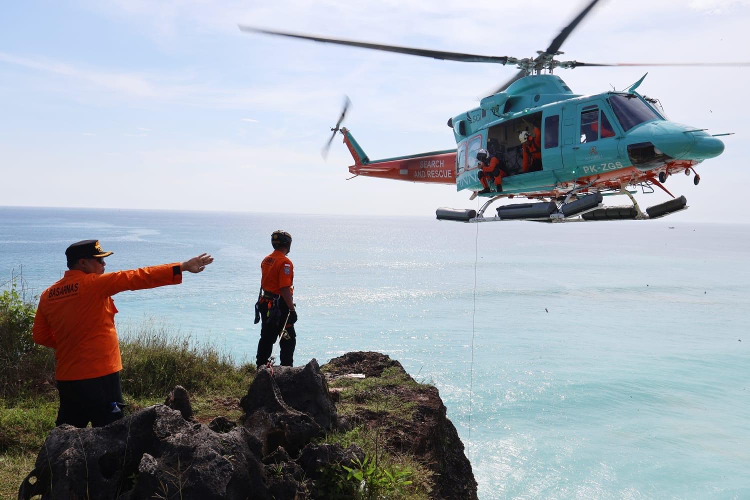 GUNAKAN Helikopter, Tim SAR Gabungan Evakuasi Korban Terjebak di Bawah Tebing Pantai Cemongkak
