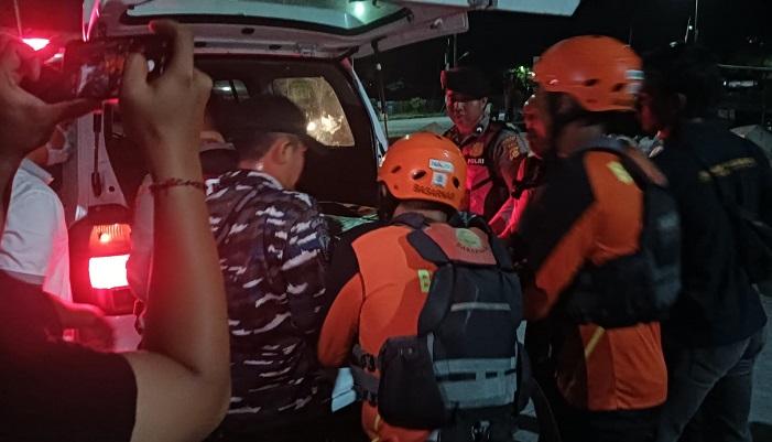 Tim-SAR-gabungan-mengevakuasi-korban-terseret-arus-di-Pantai-Klibun.jpg