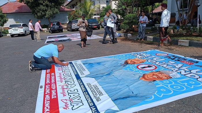 Tim Mulia-PAS dan Koster-Giri Lakukan Persetujuan Desain Baliho Kampanye di KPU Bali