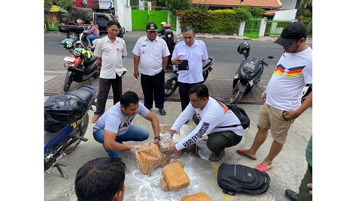 Tim-pemberantasan-BNNP-Bali-menyergap-pelaku-dan-menyita-box-isi-narkotika.jpg