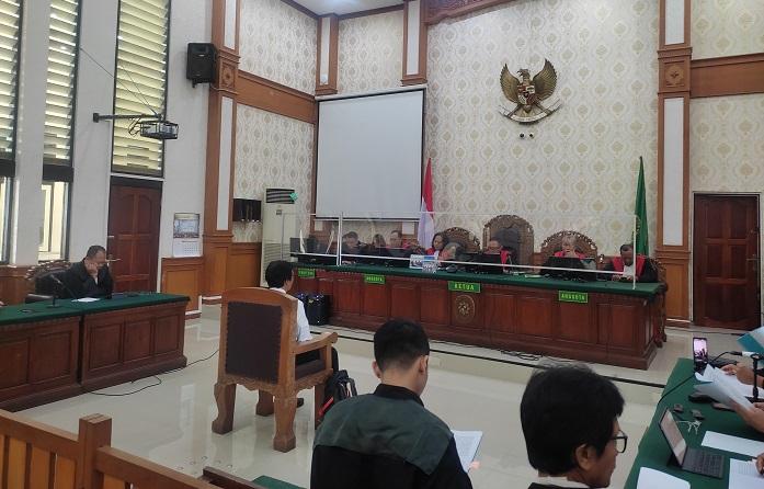 Tim-penasihat-hukum-terdakwa-Prof-Antara-saat-membacakan-duplik-di-persidangan.jpg