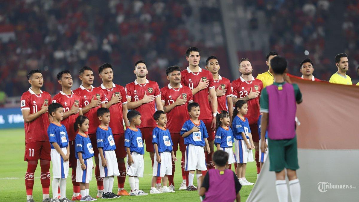 Timnas-Indonesia-menyanyikan-lagu-Indonesia-Raya.jpg