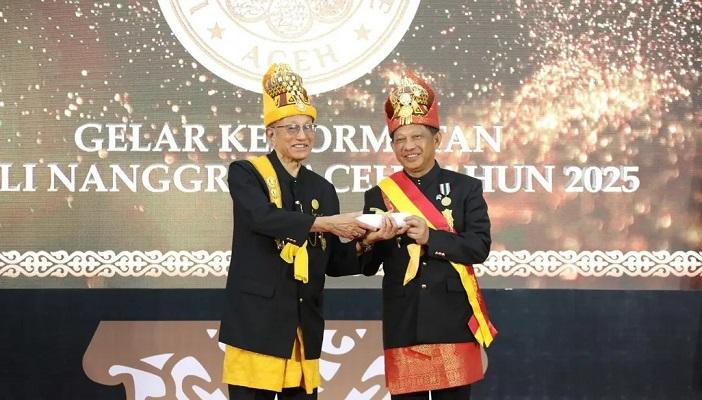 Tito-Karnavian-saat-dianugerahi-gelar-kehormatan-adat-Aceh-Petua-Panglima-Hukom-Nanggroe.jpg