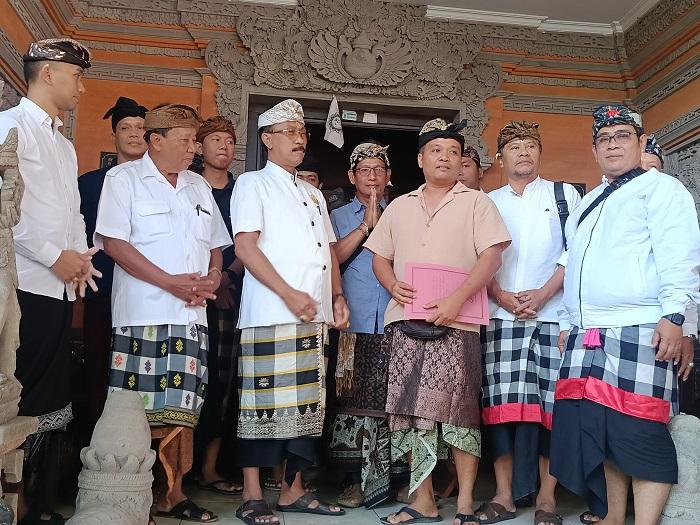 Mantan Birokrat Gianyar, Cok Agusnawa Siap Rebut Kursi Kades Peliatan, Pendaftar Pertama - Tribun-bali.com
