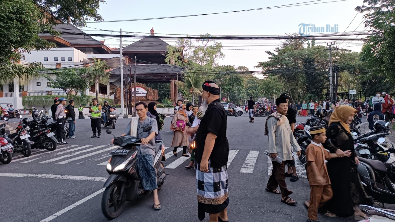 Toleransi-dalam-Salat-Idul-Adha-di-Lapangan-Lumintang-Denpasar.jpg