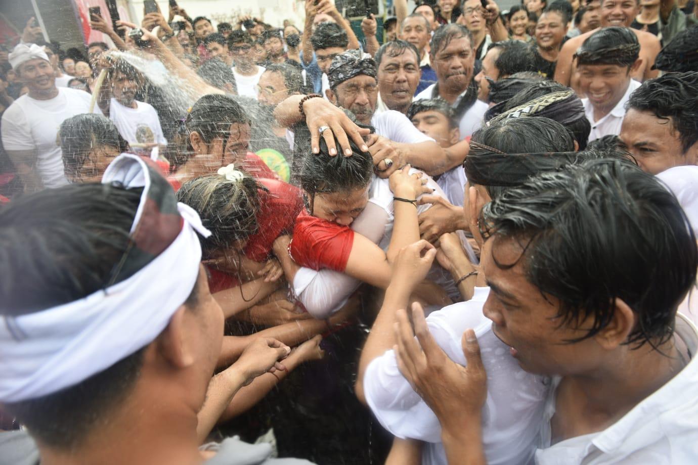 Tradisi-Omed-omedan-di-Banjar-Kaja-Sesetan-Denpasar.jpg