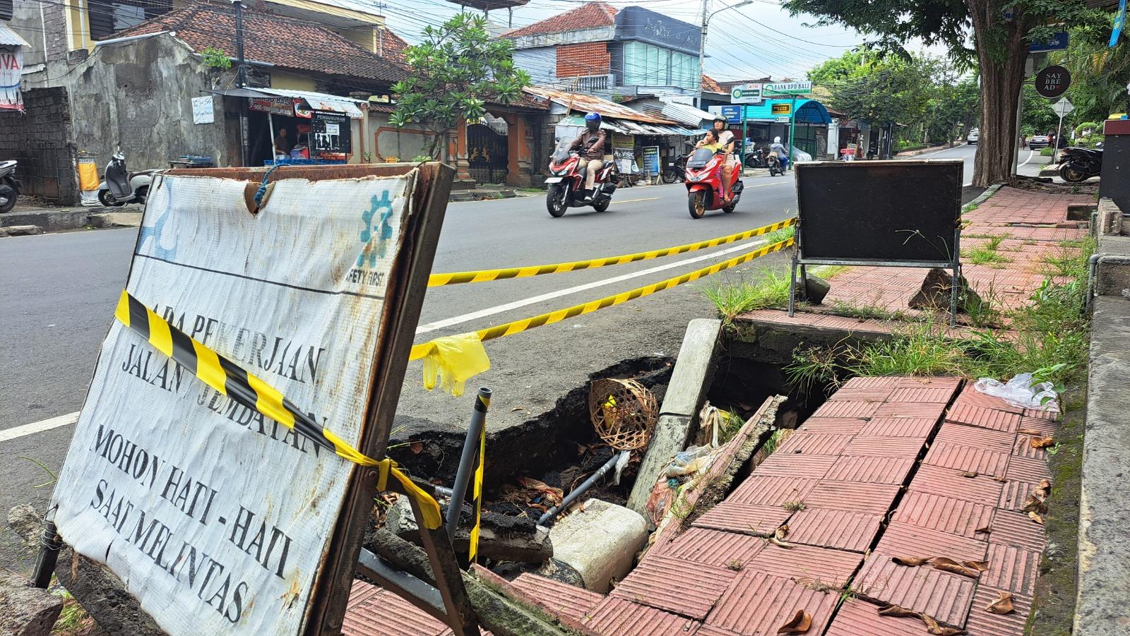 Trotoar Mayor Metra Bali Jebol Akibat Tergerus Tingginya Debit Air, PUPR: Sudah Kami Laporkan