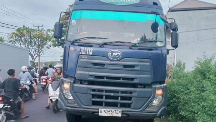 Truk-Logistik-Alami-Kecelakaan-Tunggal-Pasca-Senggol-Pohon-Perindang-di-Buleleng.jpg