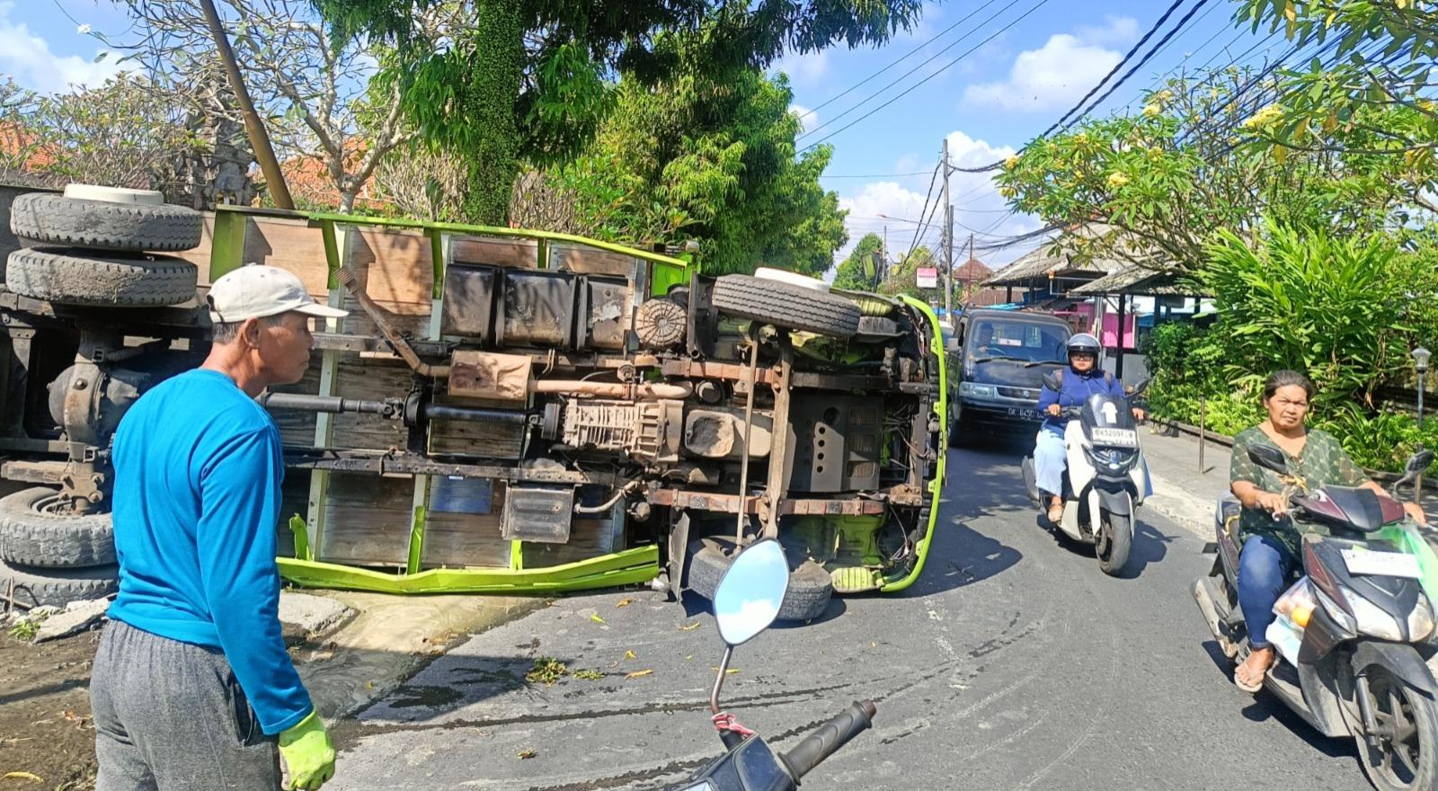 Truk-Pasir-Rebah-Di-Jalan-Raya-Sayan-Ubud-Bali-Tutup-Setengah-Jalan.jpg