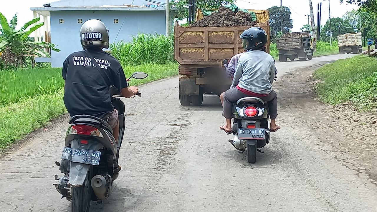 Truk-pengangkut-material-tanah-saat-melintas-di-Jalan-Raya-Dawan.jpg