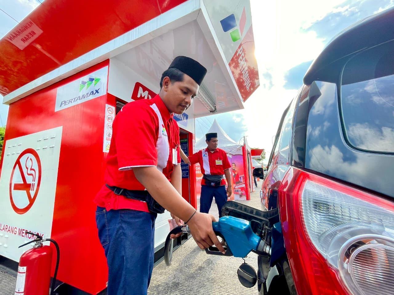 Truk-tangki-BBM-Pertamina-Patra-Niaga-yang-melayani-distribusi-selama-periode.jpg