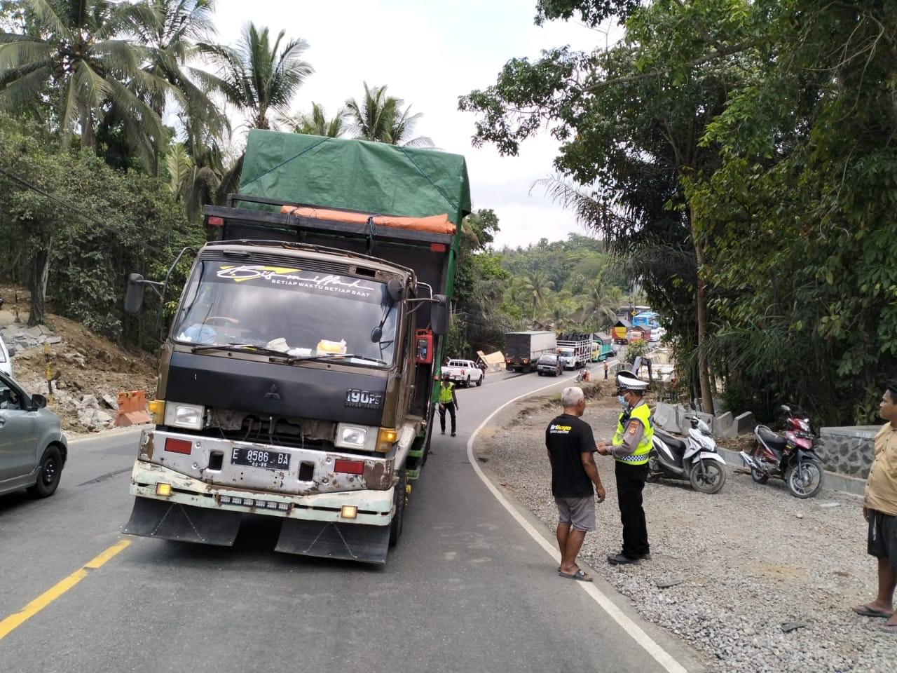 Truk-yanf-mogok-memuat-Triplek-di-tanjakan-Samsam.jpg