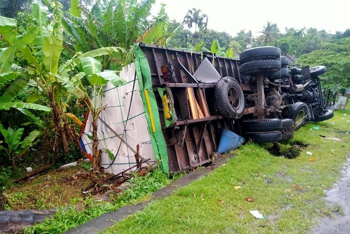 Truk Gagal Nanjak Terguling di Tanjakan Samsam Tabanan
