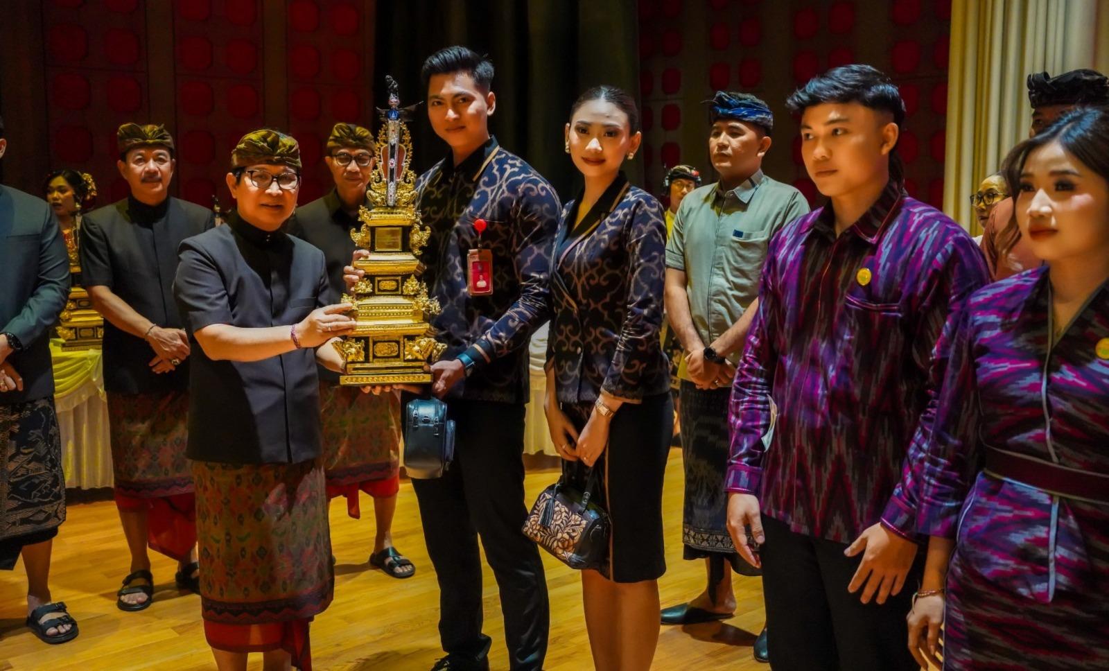 Tutup-PKB-Badung-Bupati-Adi-Arnawa-Lepas-26-Duta-Seni-ke-Provinsi.jpg
