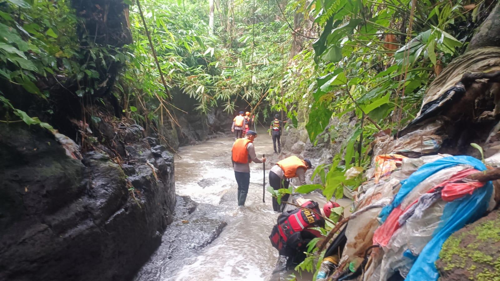 UPDATE-Balita-Korban-Rumah-Ambruk-di-Tabanan-Bali-Ditemukan-SAR-Terhimpit-di-Antara-Bebatuan.jpg