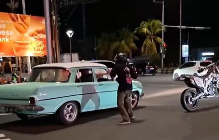 Video-viral-pemukulan-terhadap-Warga-Negara-Asing-WNA-di-Simpang-Sanur.jpg